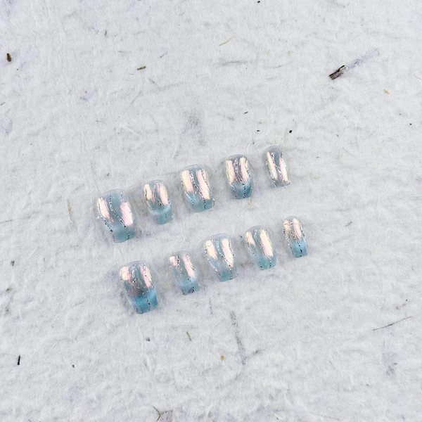 Ongles à presser carrés courts et charmants en bleu blanc doux avec lustre nacré et lignes argentées fines pour les rassemblements quotidiens et