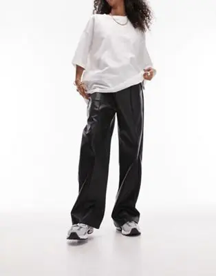 Topshop - Pantalon droit en imitation cuir style pantalon de jogging - Noir