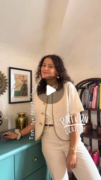 Mélanie 🧵 on Instagram: "✨ Tu veux te lancer dans la couture de vêtements ? J’ai le projet parfait pour toi : un gilet sans manches inspiration Sézane 🤍Matériel nécessaire :* 60 cm de tissu extérieur* 60 cm de doublure* 5 m de biaisMes références :* Tissu sherpa Chéri 354293 – @mondialtissus* Doublure : un lin de mon stock, similaire au Cristina beige lin 357536* Patron Jeanne – Maeli Paris (gratuit sur leur site ✨)Mes conseils couture :* Le patron prévoit un matelassage, mais si tu utilises un sherpa comme moi, tu peux sauter cette étape → gain de temps garanti !* Pour les boutonnières : petite astuce → couds seulement les boutons, car ce genre de gilet reste ouvert 😉* Le pied spécial biais : après un petit temps de prise en main, c’est vraiment un game changer ! Si tu débutes, je te conseille quand même la méthode classique, plus simple au départ.Je suis trop contente de partager ce projet avec toi 💛 Si tu as des questions, écris-les en commentaire 👇Bon dimanche ✂️"