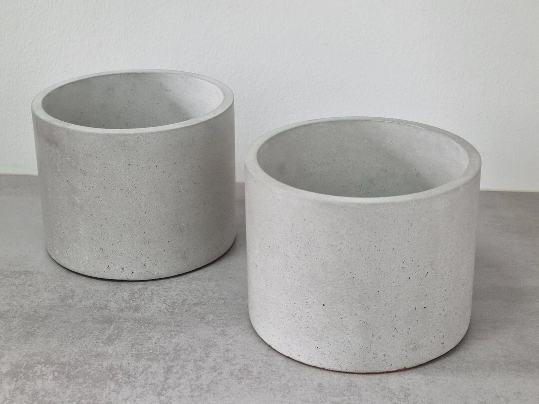 large round pot / plant pot in light gray concrete
