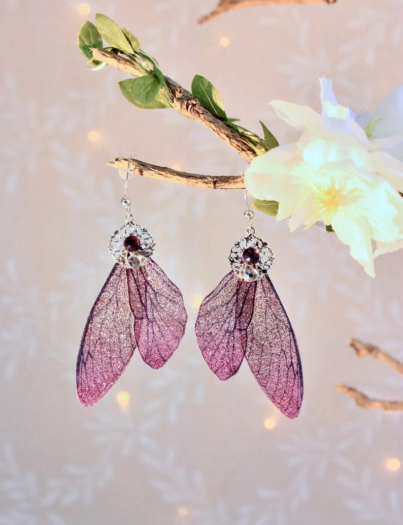 Boucles d'oreilles ailes de fée papillon grise et rose, féérique, fantastique, elfique, fantaisie.