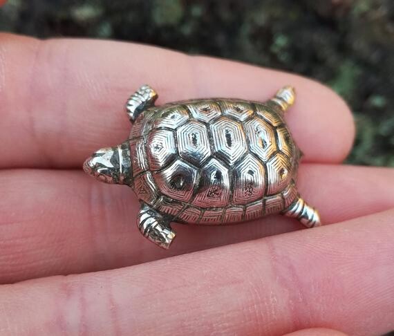 Broche Tortue Aux Jolies Ecailles en Laiton Argenté, Broche Pin&#39;s Océan, Amoureux de la Mer, Tortue de Mer, Animaux Marins, Broche Enfant
