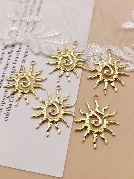 1 pièce/2 pièces/5 pièces Pendentif tournesol rétro gros texture martelée en acier inoxydable, accessoires de collier DIY pour femmes et hommes | Mode en ligne | SHEIN FRANCE