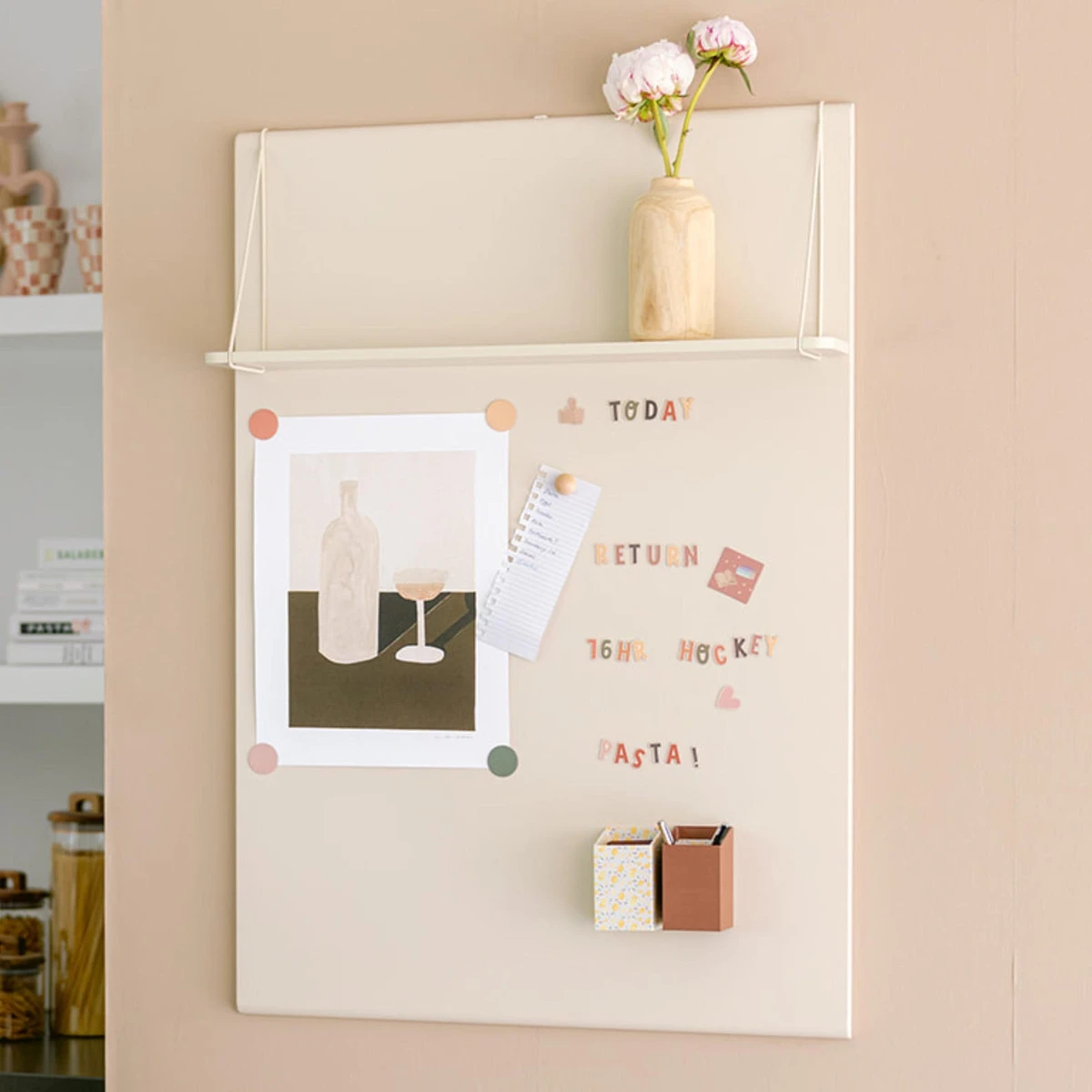 Tableau Magnétique Beau Blush 102×71 cm avec Étagère – Tableau Mémo Magnétique Beige Rosé pour Cuisine, Bureau, Enfants – Clover Living