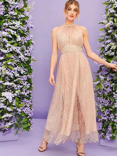 Robe ras-du-cou fendue en dentelle