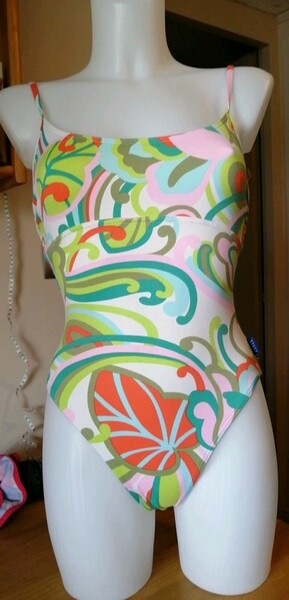 Beau maillot de bain blanc fantaisie