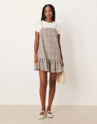 ASOS DESIGN - Robe courte 2-en-1 à carreaux avec bretelles fines et t-shirt contrastant - Tons neutres