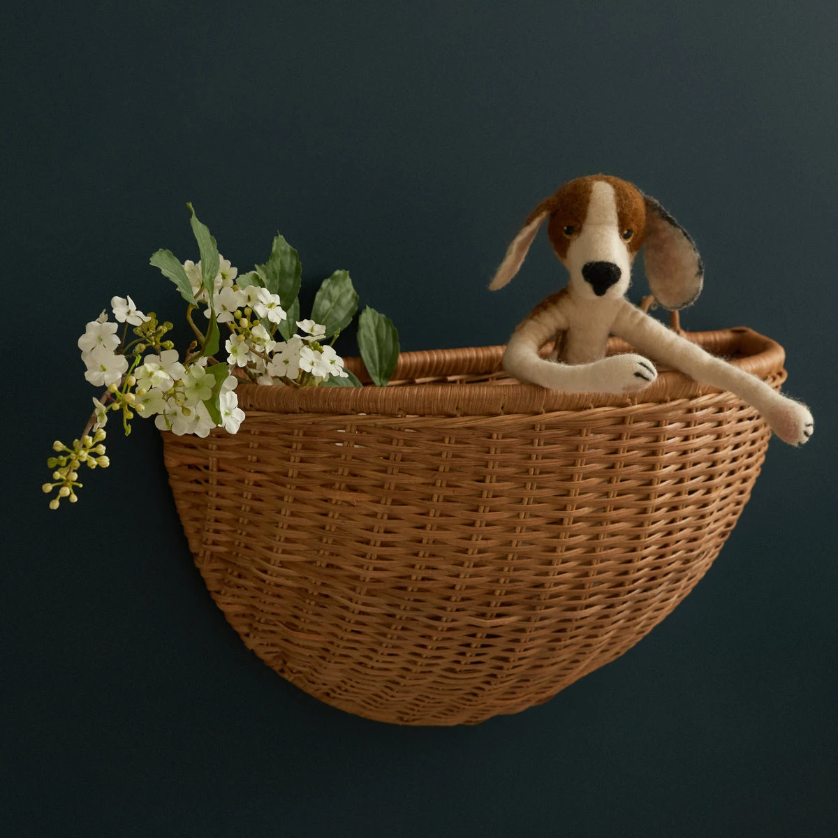 Grand panier mural en rotin