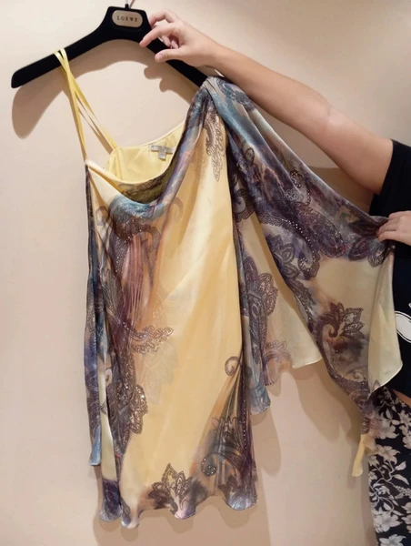 Vestido con manga capa,y detalles piedrecitas,talla 38.Precio 60€