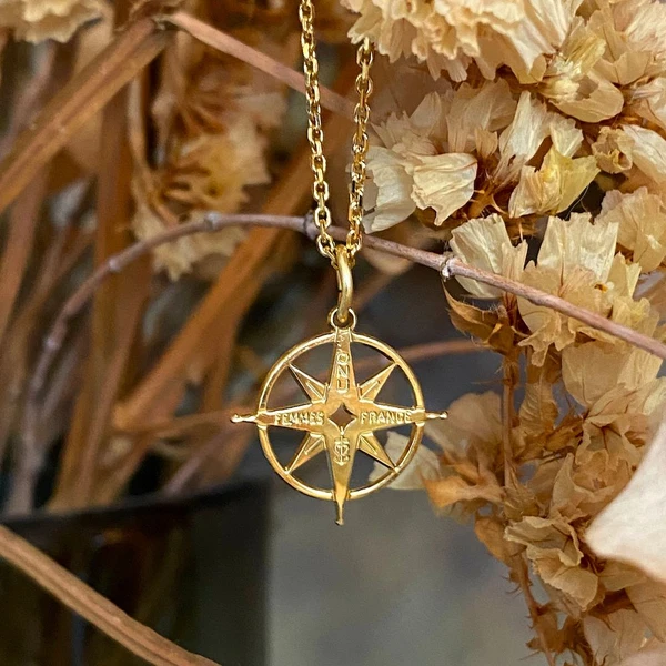 Pendentif étincelle par Camille Enrico • Boutique ONU Femmes