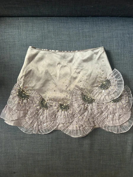 Mini jupe taupe satinée strass