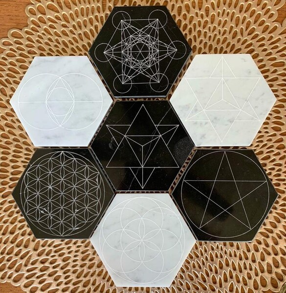 Merkaba sacrée géométrie grille de cristal sur tuile de marbre hexagone noir 4 pouces