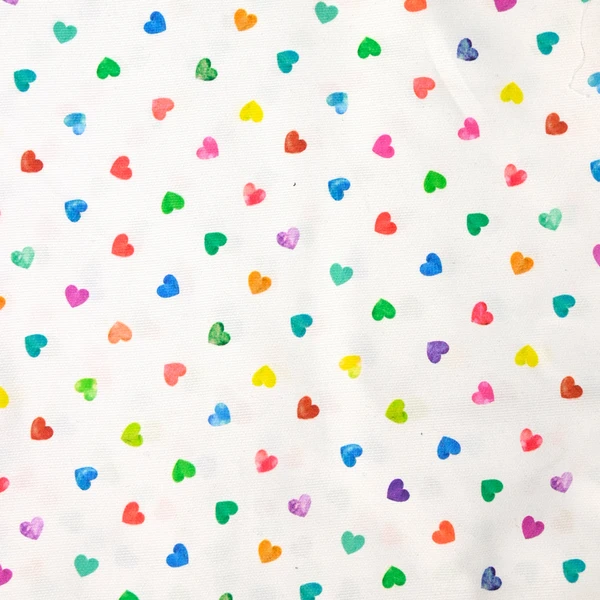 Piqué de coton imprimé arc en ciel de coeur