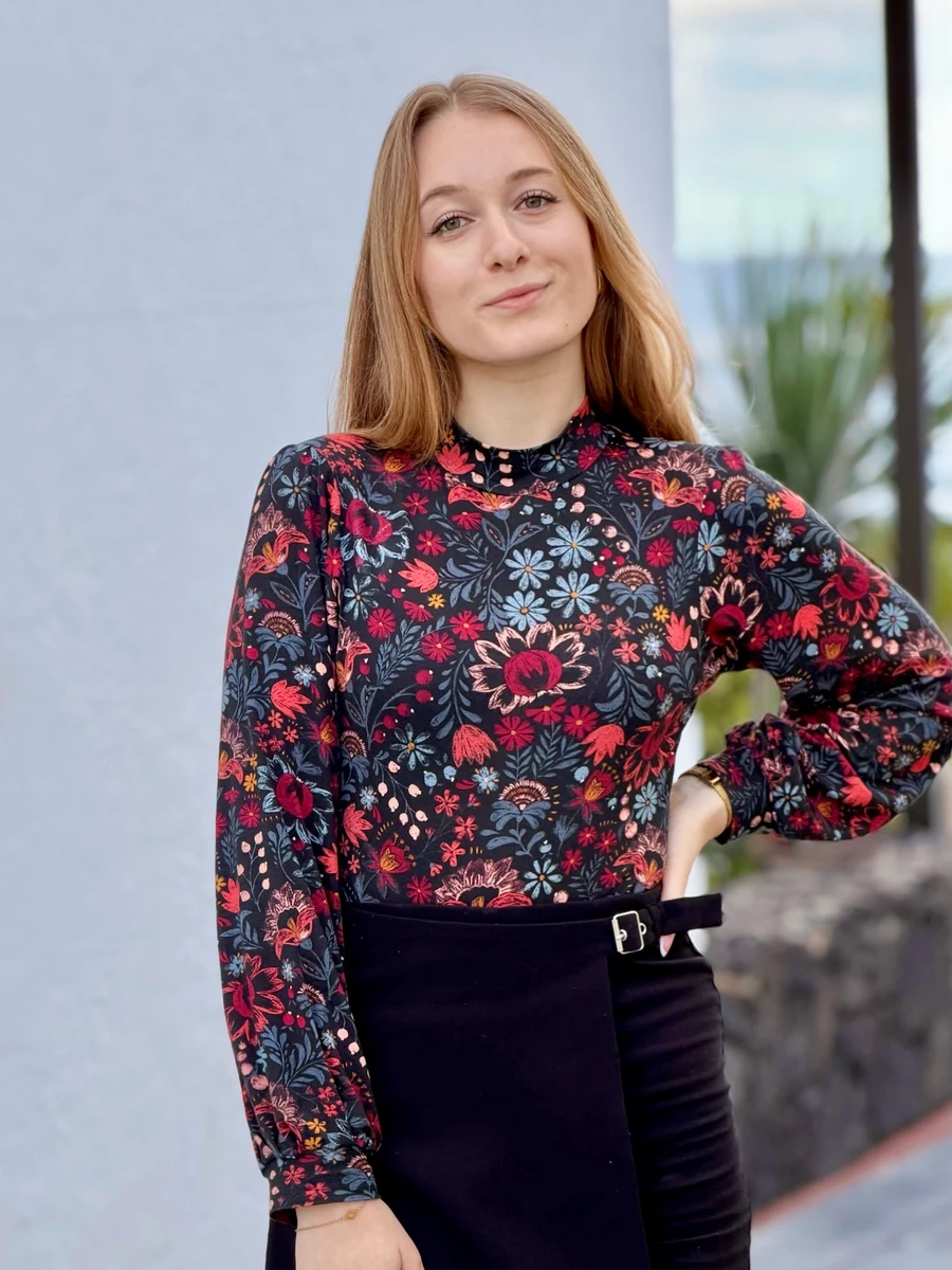 Clara sur Instagram: "🌸 Body Sora 🌸
Aujourd’hui, je vous montre le magnifique body Sora de @lisetailor que j’ai emmené dans ma valise ces vacances ✨
J’ai acheté ce kit lors du CSF et c’est clairement un de mes coups de cœur du salon 🫶🏻
C’est un modèle que j’aime beaucoup pour sa coupe près du corps et son côté facile à porter, aussi bien seul que glissé sous une jupe ou un pantalon taille haute ✨
J’ai opté pour l’option col montant et manches bouffantes et j’adore cette combinaison ! 😍
J’ai choisi le kit avec jersey Matriochka, doux et confortable avec ses beaux motifs qui en fait toute la tenue à lui seul ! Une pièce vitaminée et un patron que je compte bien recoudre encore et encore 🌸
Je suis vraiment contente d’avoir ajouté à ma garde-robe et que je porterai sans hésiter 🤍
Et toi, tu as aussi succombé au charme de Sora ? 💬
#jecoudsdoncjesuis #couture #jecoudsdoncjesuis #sewing #passioncouture"