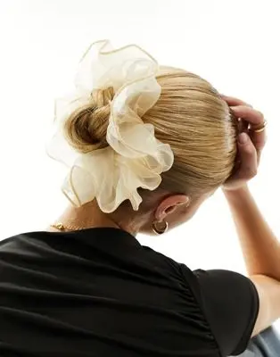 ASOS DESIGN - Chouchou oversize avec détail volanté en organza - Crème