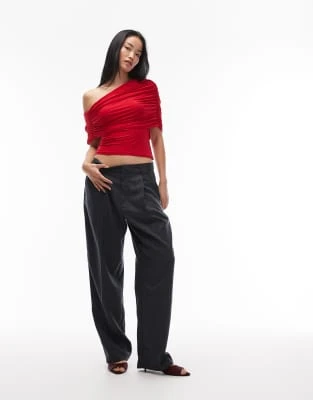 ASOS DESIGN - Top près du corps asymétrique à effet cape - Rouge