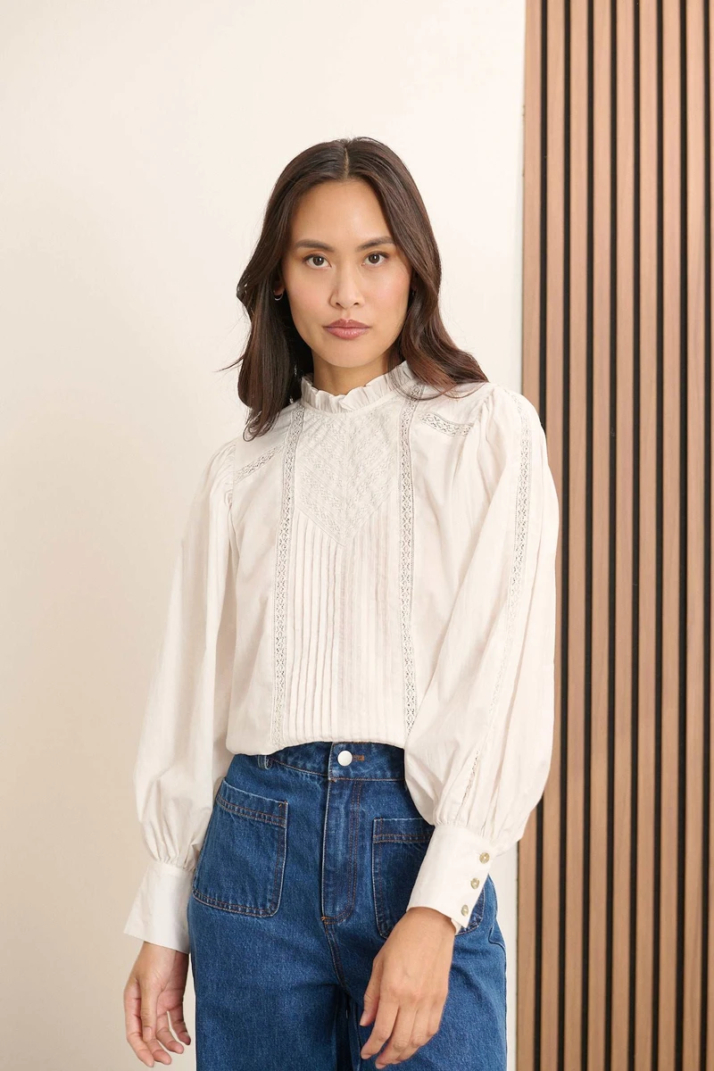 Blouse col volanté en dentelle BELLA