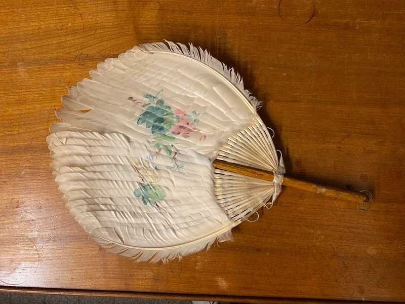 Ancien eventail XIXeme en plumes d'autruche avec décor peint