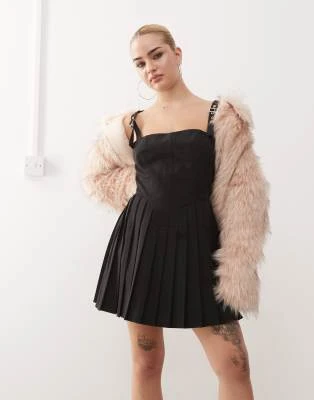 COLLUSION - Robe chasuble courte avec boucle - Noir | ASOS