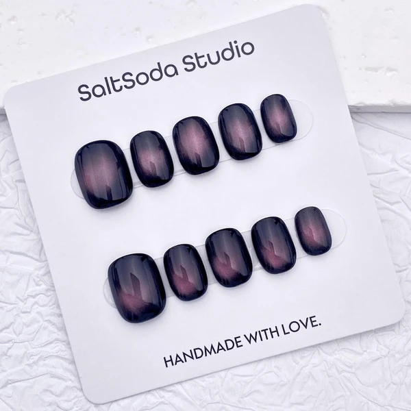 Ongles violets faits main à presser en forme d'oeil de chat : ronds courts