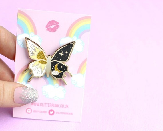 Papillon broche en émail broche cadeau épingle en émail céleste astrologie pin cadeau jour et nuit broche céleste noir blanc Soleil lune Yin yang