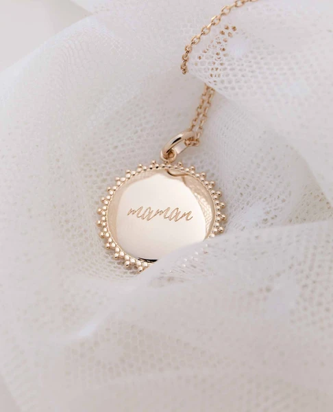Collier médaille Maman