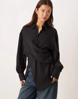 ASOS DESIGN - Chemise croisée cintrée à la taille - Noir délavé