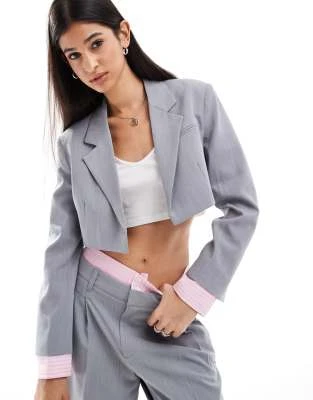 Bershka - Blazer court d'ensemble avec poignets à rayures - Gris | ASOS