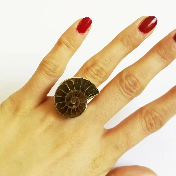 Anello vintage con fossile