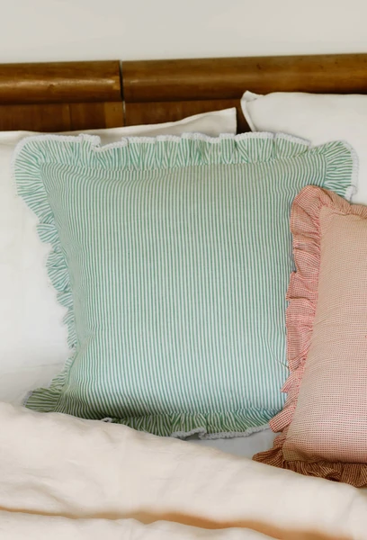 Coussin rayé avec volants, 45x45cm, 100% coton VERT CLAIR MONOPRIX