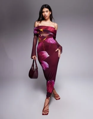 Exclusivité - Kaiia - Robe longue et moulante en tulle double épaisseur à imprimé fleuri avec manches ange transparentes et et encolure bardot - Bordeaux/violet