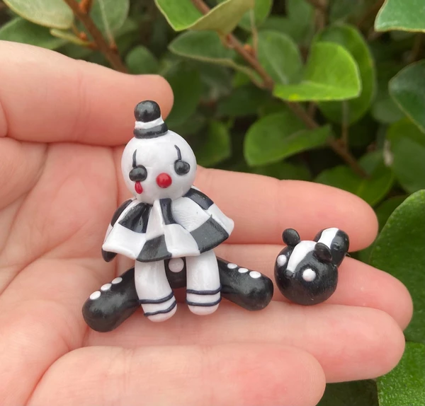 Compagnon de bureau fait main avec figurine de clown