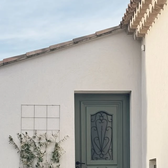 Camille D’AMORA 🌿 sur Instagram: "Un avant/après qui fait du bien au moral tant un coup de peinture et quelques plantes peuvent tout changer ! (Oui parce que cette piété en bois abîmée c’était ce qu’on voyait en premier en se garant chez nous 🫣)
Et ma nouvelle vie d’adulte qui s’occupe de son jardin 🙈 j’adore ça ! À l’heure qu’il est mon mari est entrain d’installer un système de goutte à goutte pour ne pas avoir à arroser en permanence mais pendant les premières semaines après avoir planté il faut beaucoup arroser alors je complète pour essayer de ne pas faire mourir tout ça haha 🙈
Mon petit massif devant ma verrière avec de la lavande, des agapanthes et le reste j’ai oublié je vais demander à ma mamounette et j’ajouterai sa réponse 😅.
Vous aimez les posts jardin ? Si oui j’en ferai de temps en temps de toutes façons vous l’avez compris il va y avoir plein de changements dans les semaines à venir 🥰
Merci pour tous vos petits mots d’ailleurs pour ça vous êtes autant heureux(ses) que moi pour mes enfants surtout 🙌🏼
Merci 🤍
Je vous souhaite une belle soirée ✨"