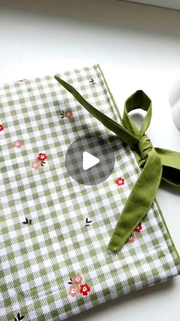 RoseKiwiCréations on Instagram: "Tuto couture débutant : comment réaliser une pochette à livres#tutocouture #tutopochettealivre #rosekiwicreations #tutocouturedebutant"