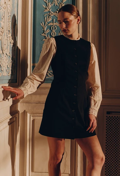 Robe courte unie sans manches contenant du coton