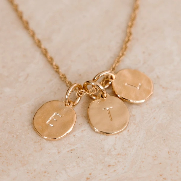 Médaillon Initiale Affaire de Famille - Pendentif lettre doré à l’or fin | Bijou Élégant Personnalisé
