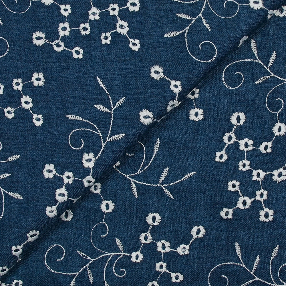 Twill de polyester brodé marguerite fond marine