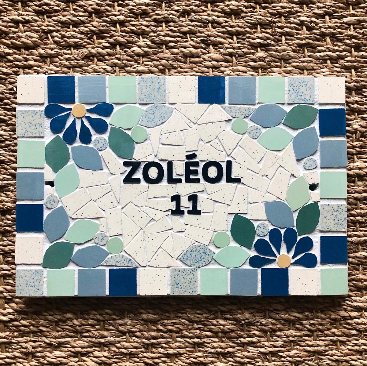Plaque addresse nom de maison en mosaïque céramique 16 X 24cm à accrocher, style floral, possibilité de personnaliser couleurs