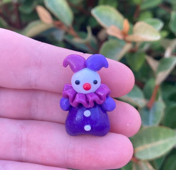Mini figurine faite main de clown arc-en-ciel