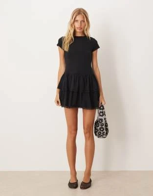 ASOS DESIGN - Robe courte avec jupe à volants et bords en dentelle - Noir