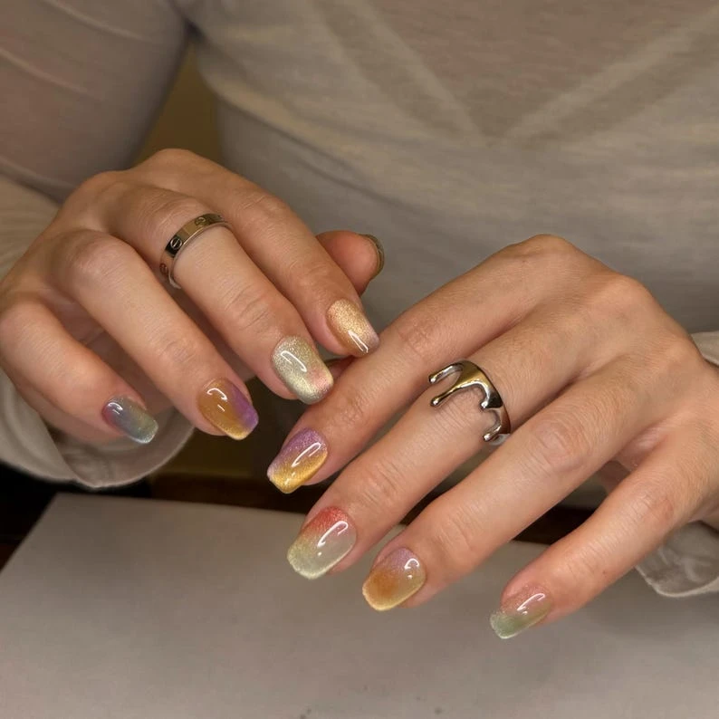 Bonbons oeil de chat à presser sur les ongles Dégradé arc-en-ciel Aurora Ongles d'hiver en dopamine Ongle carré court Amande Forme ronde Cadeau