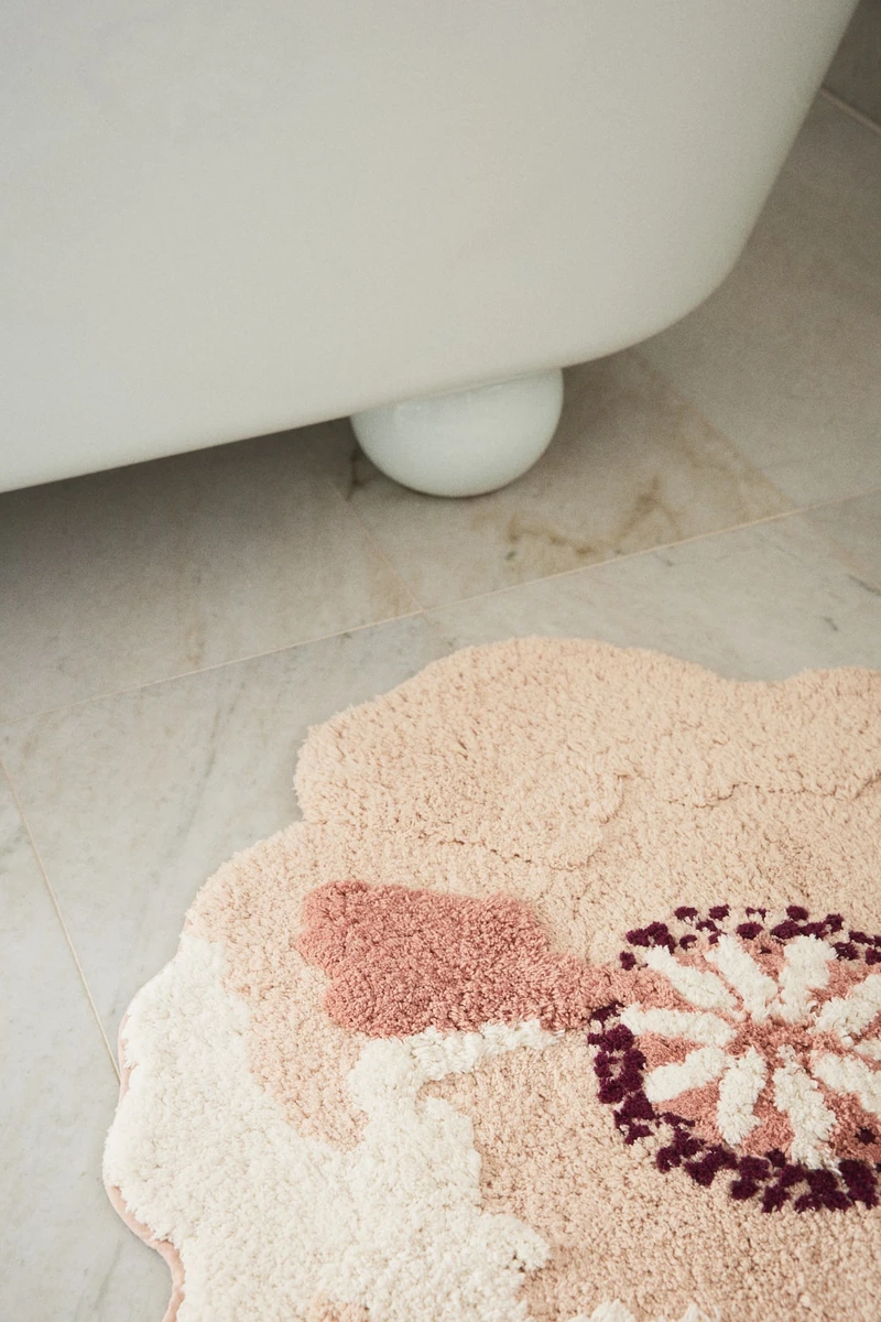 Tapis de bain tufté en forme de fleur - Rose poudré/fleur - Home All | H&M FR