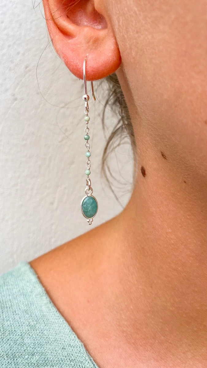 Des boucles d’oreille pendantes fines