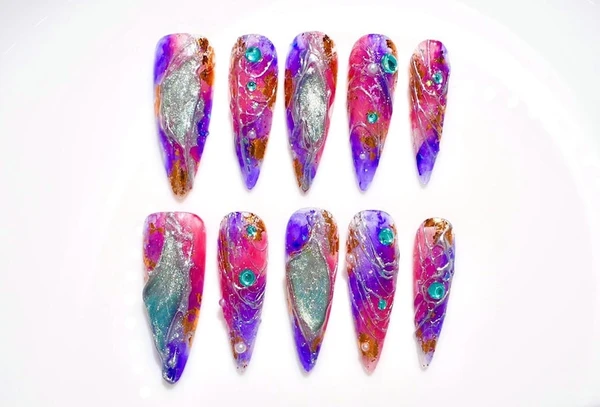 Presse-ongles fait main personnalisé | Art abstrait à l'encre de marbre | Métal liquide argenté 3D et feuille d'or | Ongles Galaxy Wave Green