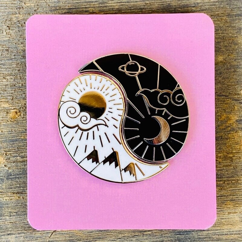 Broche créative en émail dur, jour, nuit, soleil, lune, Yin Yang, Badge, sac à dos, collier, épingle de revers, cadeau de fête, broche souvenir de Couple, bricolage
