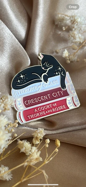 Pile de chats et de livres ACOTAR , croissant de ville et épinglette TOG. Épinglette sous licence Trône de verre - sous licence officielle de Sarah J Maas