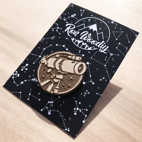 Pin&#39;s Télescope en bois / 33 x 33 mm / Engraved wood badge / Astronomie & Espace
