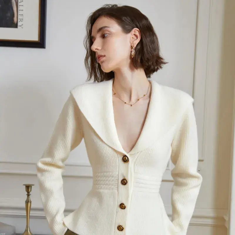Chandail tricoté mince et doux blanc
