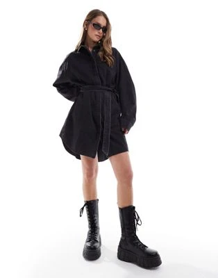 ASOS DESIGN - Robe chemise courte en jean avec ceinture - Noir délavé | ASOS