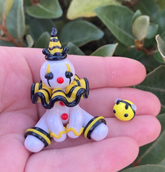 Figurine faite main de clown insecte